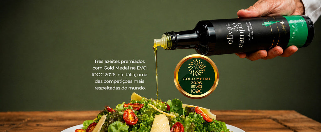 Azeite Olivas do Campo servido sobre salada — medalha EVO IOOC 2026